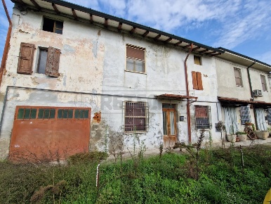 Foto Casale in Via Nervi, San Daniele Po Centro di 316 m² con 5 locali