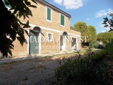 Foto Casale a Offida di 430 m² con 6 locali in vendita