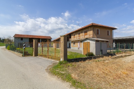 Foto Casale in Regione Piana Bassa 21, Cherasco di 290 m² con 9 locali