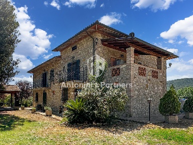 Foto Casale in Frazione Montemolino, Todi di 375 m² con 11 locali