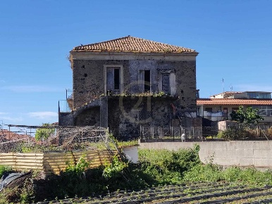 Foto Casale a Aci Catena Centro di 235 m² con 7 locali in vendita
