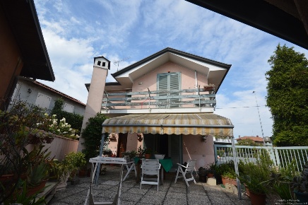 Foto Casale a Borgomanero Centro di 300 m² con 5 locali in vendita