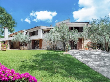 Foto Casale a Massa Martana Centro di 800 m² con 14 locali in vendita