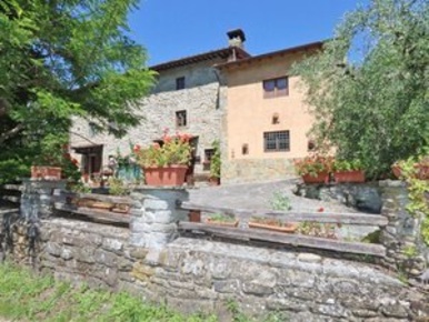 Foto Casale a Londa di 310 m² con 10 locali in vendita