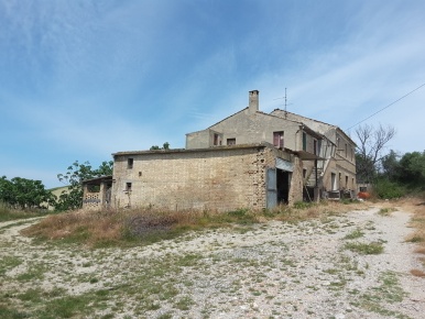 Foto Casale a Carassai di 255 m² con 10 locali in vendita