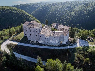 Foto Casale in Strada provinciale 414, Massa Martana di 1300 m² in vendita