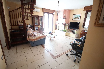Foto Duplex in Via Antonelli, Tavullia Padiglione di 275 m² con 9 locali