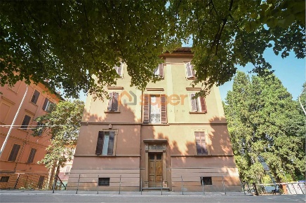 Foto Duplex in Via Pompeo Pellini, Perugia Centro di 236 m² con 7 locali