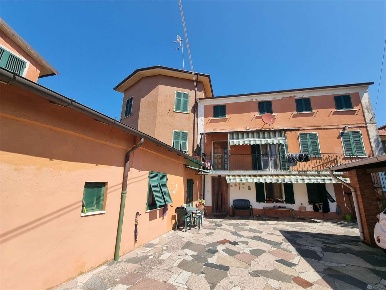 Foto Duplex in via Falcinello  142, Sarzana di 240 m² con 11 locali