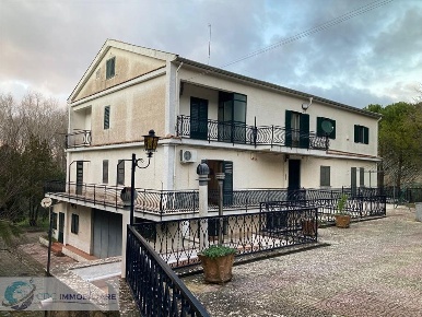 Foto Casale in contrada zachia ss 118, Prizzi di 960 m² con 10 locali