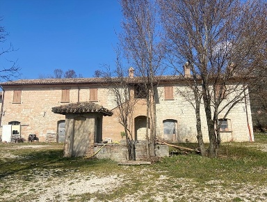 Foto Casale in Strada di San Leonardo, Gualdo Tadino di 330 m² in vendita