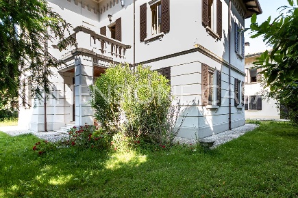Foto Multiproprietà a Cavezzo Centro di 436 m² con 17 locali in vendita