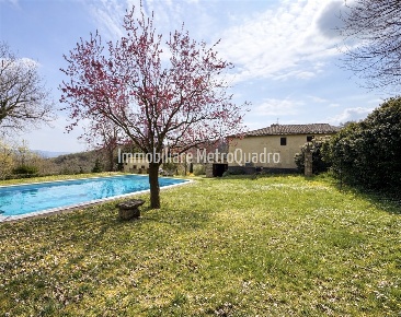 Foto Casale a Sarteano di 320 m² con 10 locali in vendita