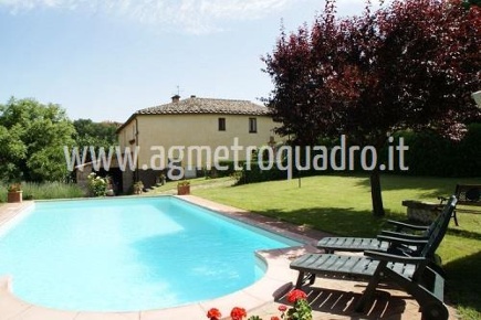 Foto Casale a Sarteano di 320 m² con 10 locali in vendita