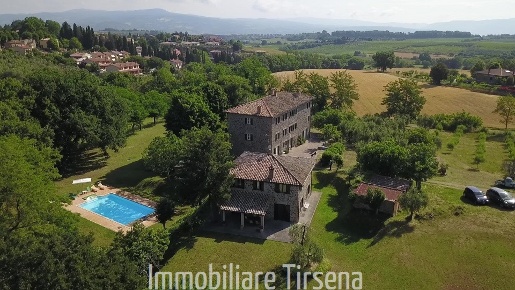 Foto Casale a Orvieto di 826 m² con 18 locali in vendita