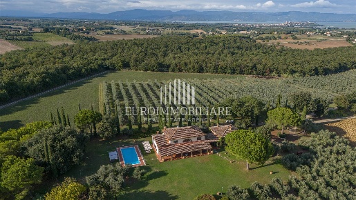 Foto Casale in 32MC+6J, Castiglione del Lago Badia di 530 m² con 14 locali