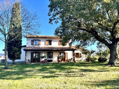 Foto Casale a Montefiascone di 270 m² con 7 locali in vendita