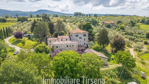 Foto Casale a Orvieto di 800 m² con 20 locali in vendita