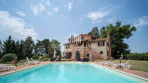 Foto Casale a Castiglione del Lago di 722 m² con 13 locali in vendita