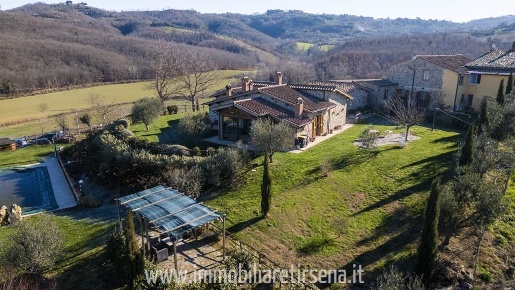 Foto Casale a Fabro di 800 m² in vendita