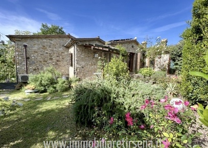 Foto Casale a Fabro di 450 m² con 13 locali in vendita