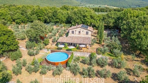 Foto Casale a Orvieto di 303 m² con 8 locali in vendita