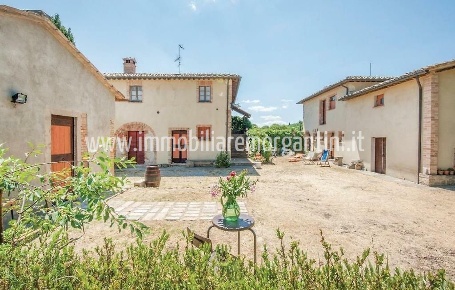 Foto Casale a Sarteano di 350 m² con 13 locali in vendita