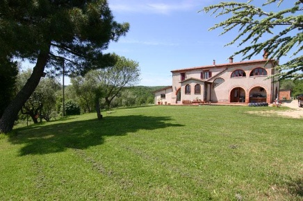 Foto Casale a Sinalunga di 500 m² con 13 locali in vendita