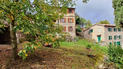 Foto Casale in via Valverde 3, Sarteano di 518 m² con 22 locali in vendita