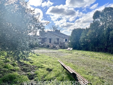 Foto Casale a Parrano di 136 m² con 5 locali in vendita