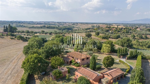 Foto Casale in SP304 23, Castiglione del Lago Badia di 405 m² con 14 locali