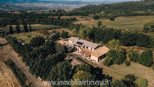 Foto Casale a Orvieto di 555 m² con 16 locali in vendita