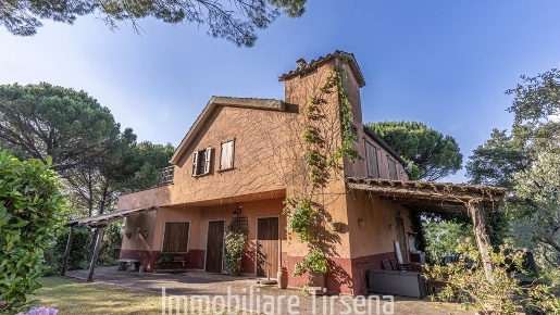 Foto Casale a Orvieto di 243 m² con 5 locali in vendita