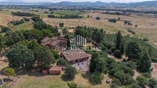 Foto Casale a Castiglione del Lago di 915 m² con 42 locali in vendita