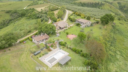 Foto Casale a Orvieto di 850 m² con 22 locali in vendita