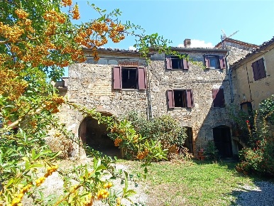 Foto Casale a Sarteano di 300 m² con 9 locali in vendita