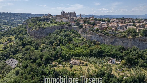 Foto Casale a Orvieto di 377 m² con 8 locali in vendita