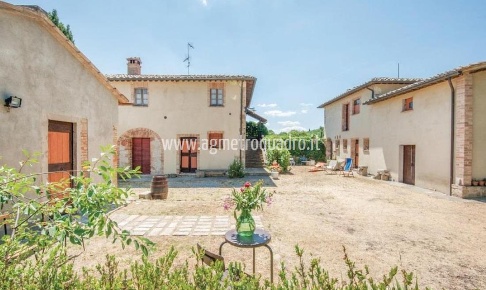 Foto Casale a Sarteano di 330 m² con 4 locali in vendita