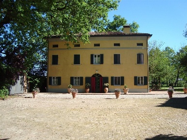 Foto Casale in via cavata 20, Carpi Cibeno di 700 m² con 9 locali