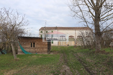 Foto Casale in via Gazzoli 121, Carpi di 394 m² con 11 locali in vendita