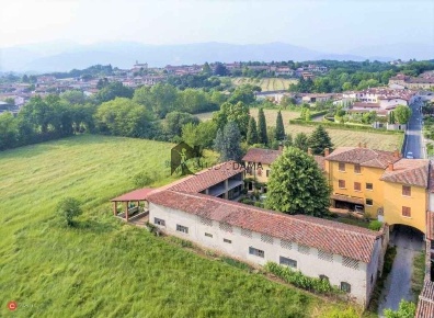 Foto Casale a Bedizzole Piazza di 1600 m² con 10 locali in vendita