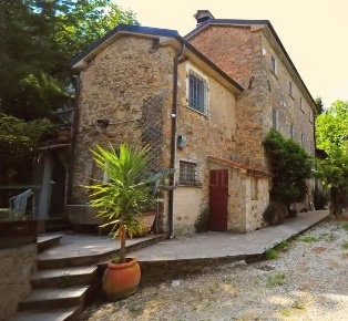 Foto Casale a Pietrasanta di 238 m² con 9 locali in vendita