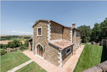 Foto Casale a Manciano di 300 m² con 10 locali in vendita