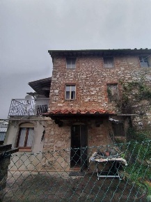 Foto Casale a Camaiore di 110 m² con 5 locali in vendita