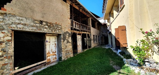 Foto Casale in solitro, Salò Centro di 300 m² con 5 locali in vendita