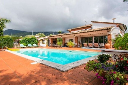 Foto Casale a Pietrasanta di 280 m² con 9 locali in vendita