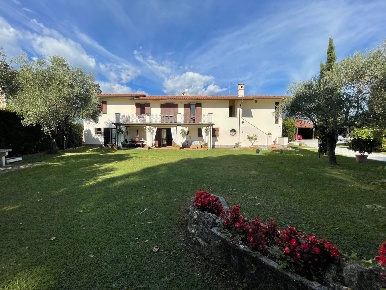 Foto Casale in Via Ficalucci Snc, Pietrasanta di 240 m² con 12 locali