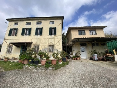 Foto Casale a Camaiore di 400 m² con 12 locali in vendita