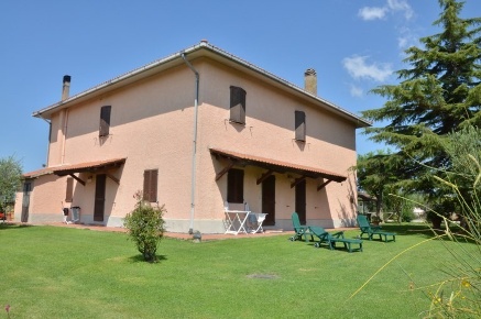 Foto Casale a Magliano in Toscana di 400 m² con 15 locali in vendita