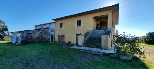 Foto Casale a Orbetello di 440 m² con 10 locali in vendita